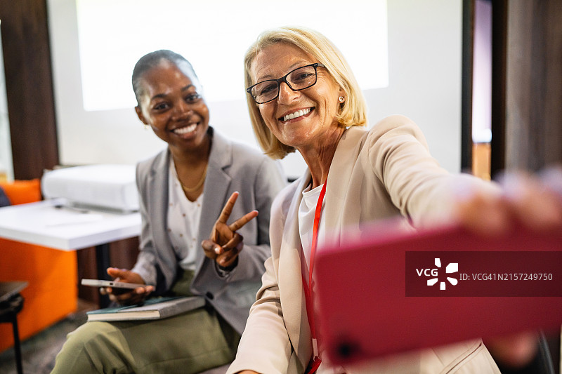 在商务研讨会上用手机自拍的多元种族女商人图片素材