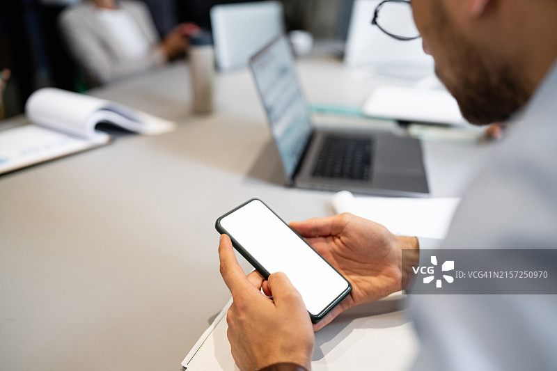 白人商人在会议室开会时使用手机图片素材