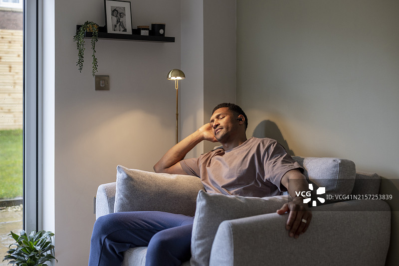 在家安静地听音乐图片素材