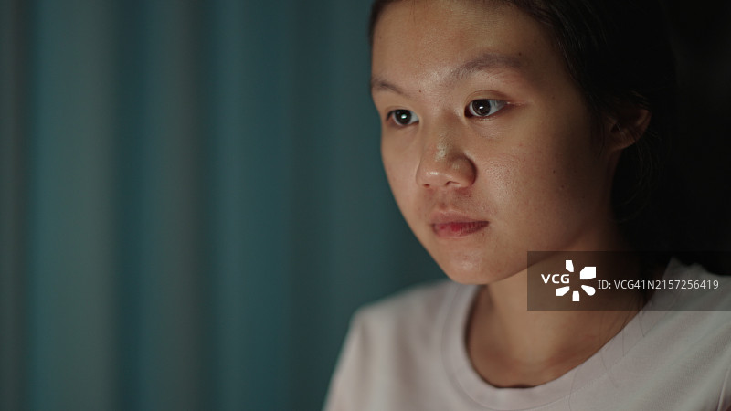 使用笔记本电脑的少女图片素材