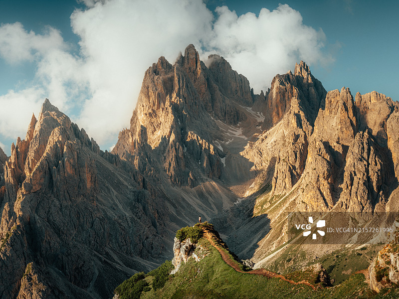 站在锯齿状山峰前的渺小的人图片素材