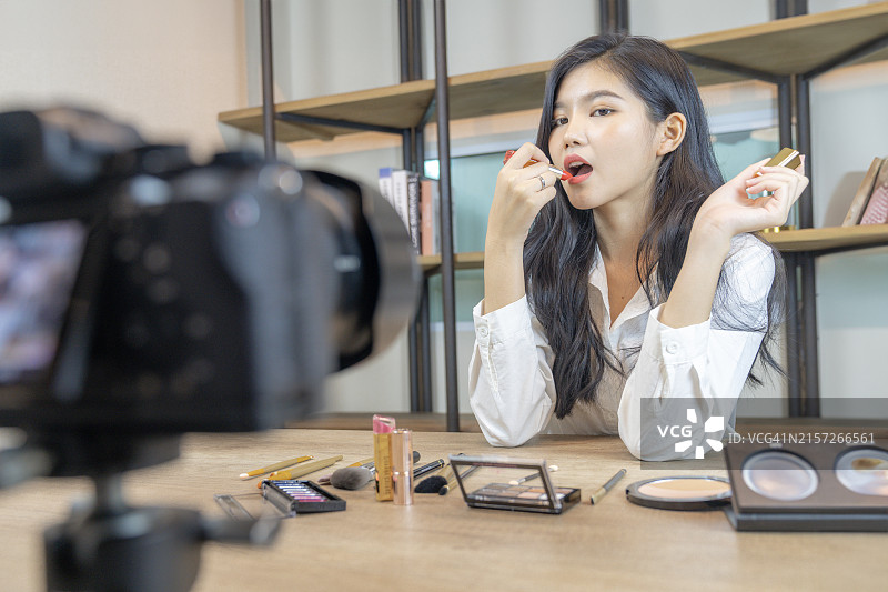 女子在线教授化妆技巧图片素材