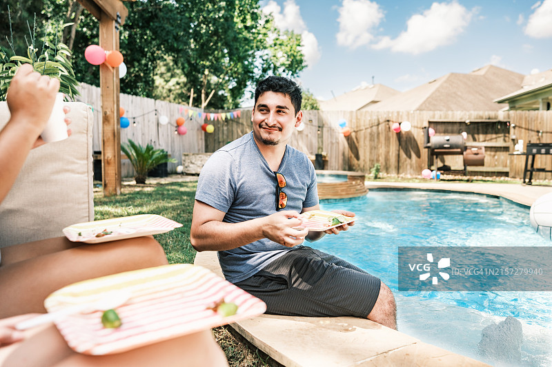 年轻的拉丁裔人在后院派对上享用墨西哥美食图片素材