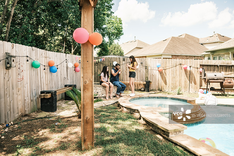 年轻的拉丁裔人在后院派对上享用墨西哥美食图片素材