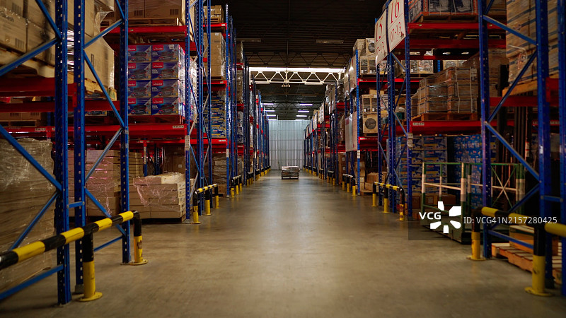 现代化仓库内部货架视角图片素材