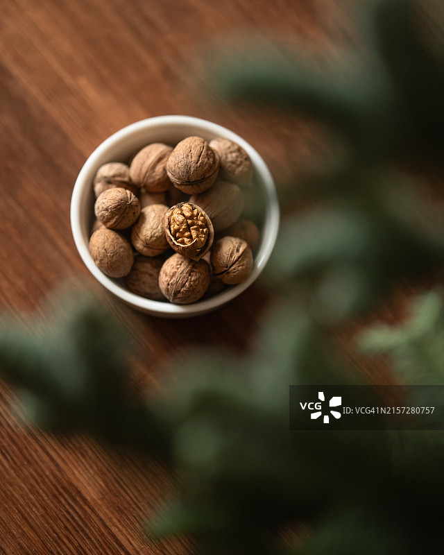 木桌上的核桃图片素材