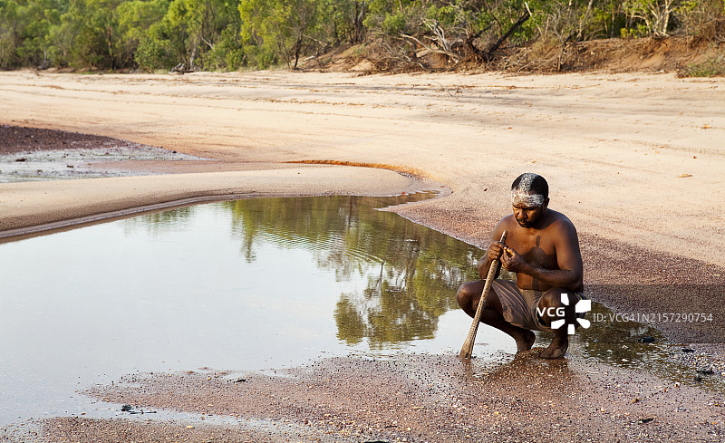 澳大利亚北领地东阿纳姆地区，使用部落粘土彩绘的Yolngu男子图片素材