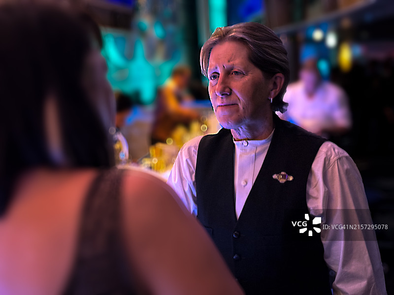 专心倾听的时尚女人图片素材