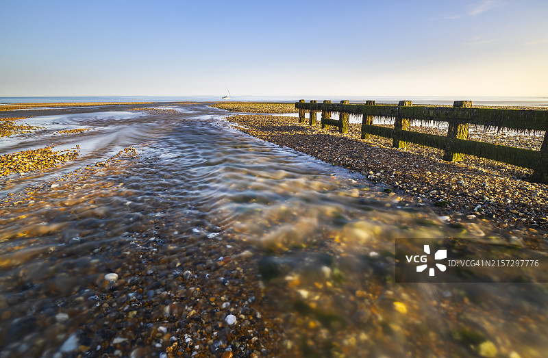 日落时分，库克米尔黑文海滩附近的船只，英国东萨塞克斯图片素材