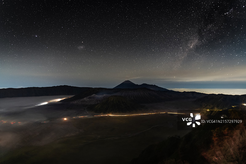 印度尼西亚东爪哇布罗莫火山夜景，位于布罗莫腾格尔塞梅鲁国家公园图片素材