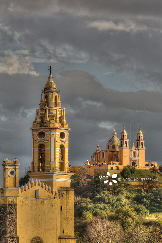 暴风雨天气下的教堂和修道院，墨西哥普埃布拉州图片素材