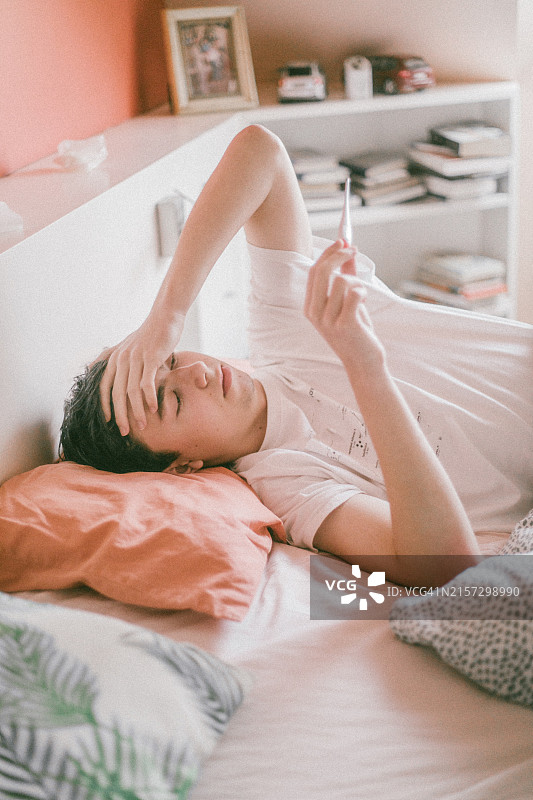 用温度计测量温度的男子图片素材