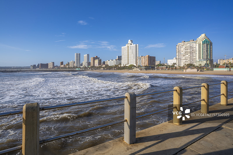 德班印度洋码头的海滨长廊、海滩和酒店景观，南非夸祖鲁-纳塔尔省图片素材
