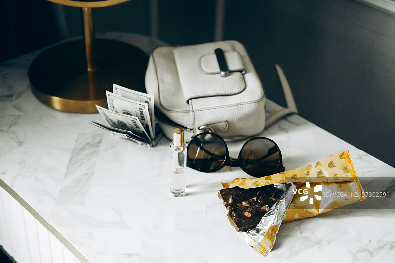 带镜子和女性配饰的卧室梳妆台图片素材