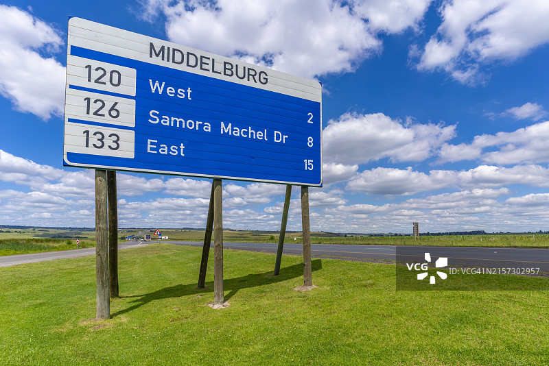 南非姆普马兰加省米德尔堡的N4公路标志和天空图片素材