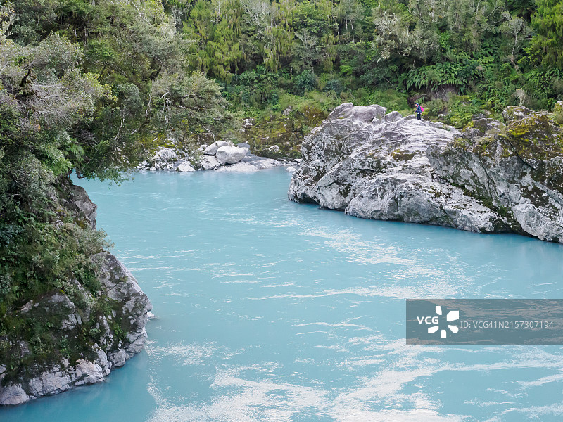 霍基蒂卡峡谷的冰川蓝水，位于新西兰南岛西海岸图片素材