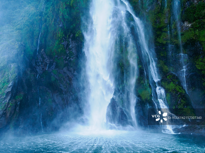 新西兰南岛米尔福德峡湾国家公园瀑布图片素材