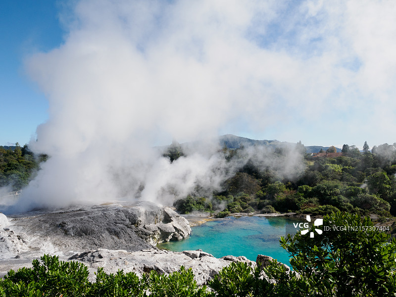 新西兰北岛吉斯伯恩的蒂普亚间歇泉旁的碧蓝色水池图片素材