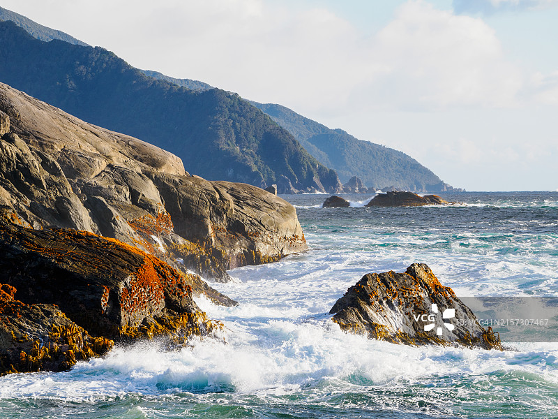 新西兰南岛峡湾国家公园疑虑湾入口处岩石上的波涛，联合国教科文组织世界遗产图片素材