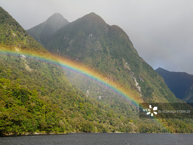 新西兰峡湾国家公园疑虑湾峡湾上空的彩虹图片素材