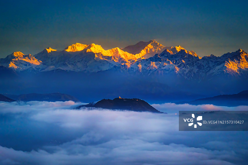 白雪皑皑的群山映衬着天空的美景图片素材