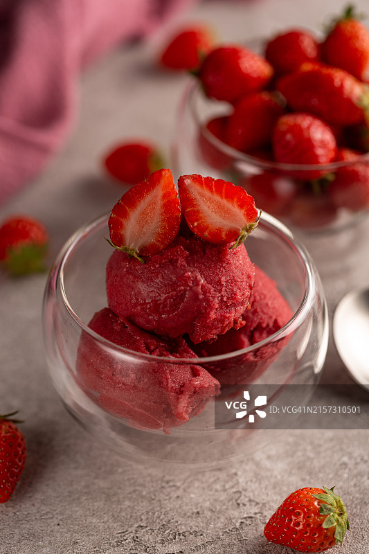 桌上碗中草莓的特写图片素材
