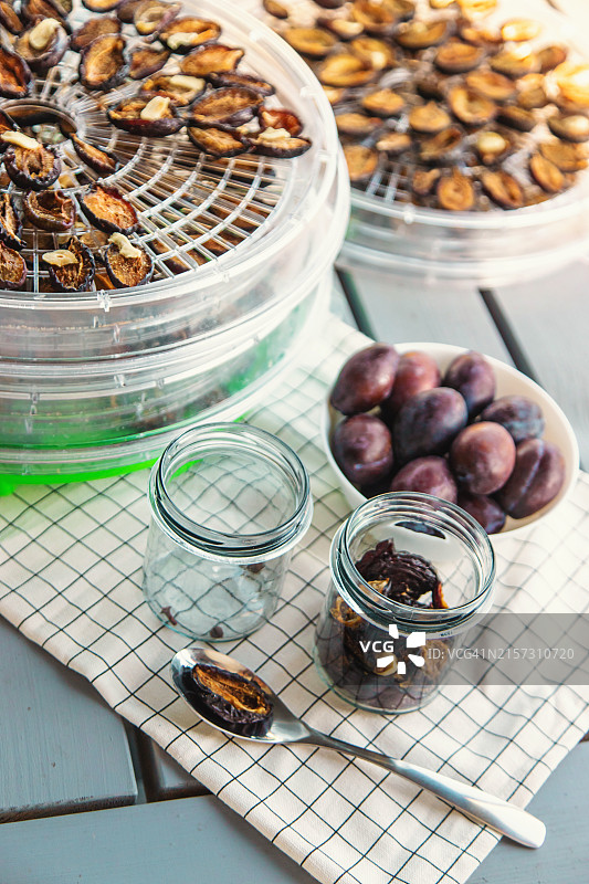 餐桌上食物的高角度视角图片素材