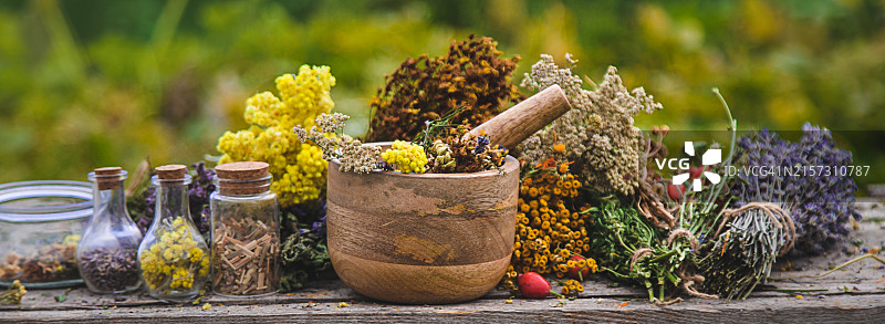 桌子上黄色鲜花的特写图片素材