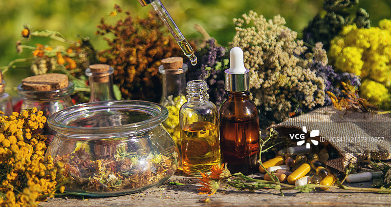 桌子上瓶装油特写图片素材