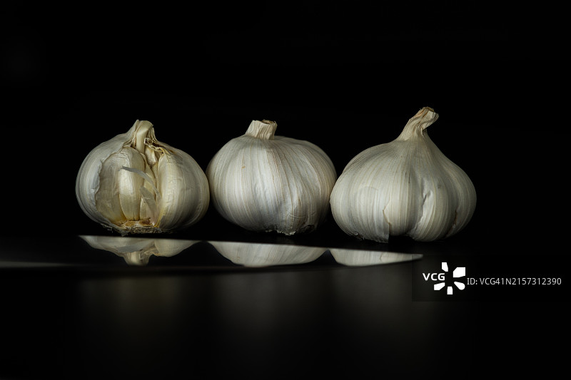 黑色背景上的蔬菜特写图片素材