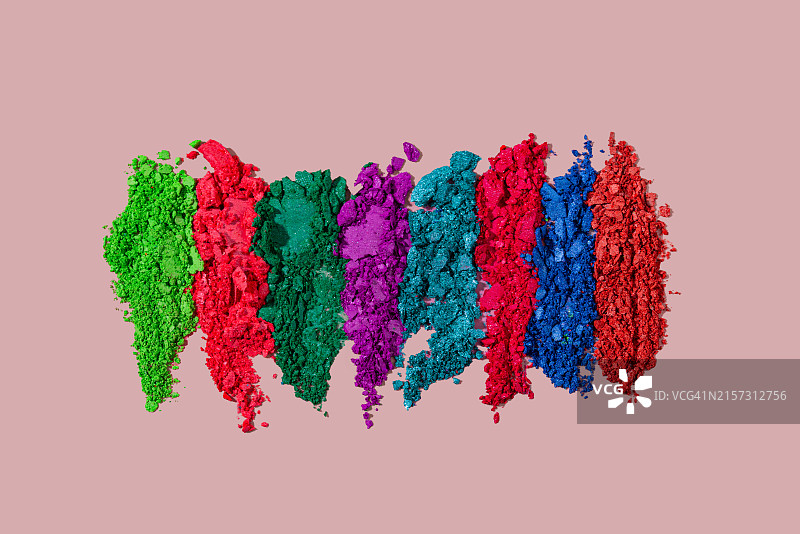 粉色背景上的彩色糖果高角度视图图片素材