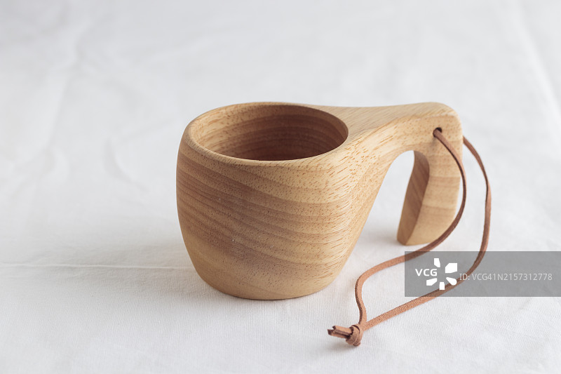 桌子上木制容器的特写图片素材