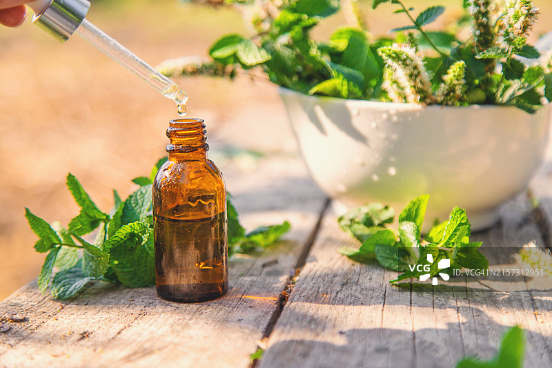 桌子上瓶中液体的特写图片素材