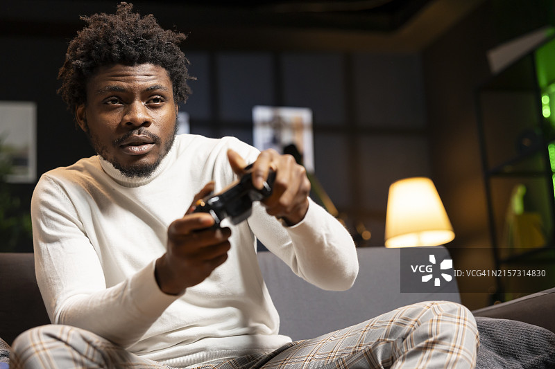 男人玩电子游戏图片素材