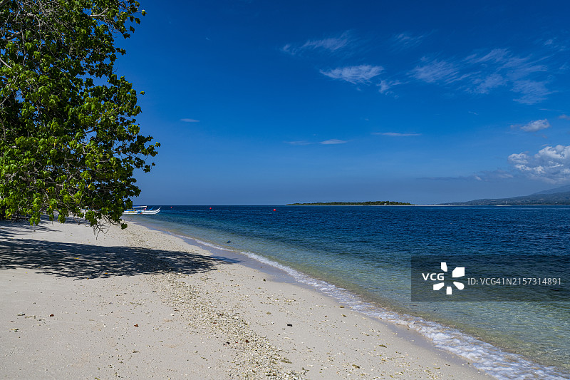 菲律宾棉兰老岛桑塔克鲁斯岛白色沙滩风光图片素材