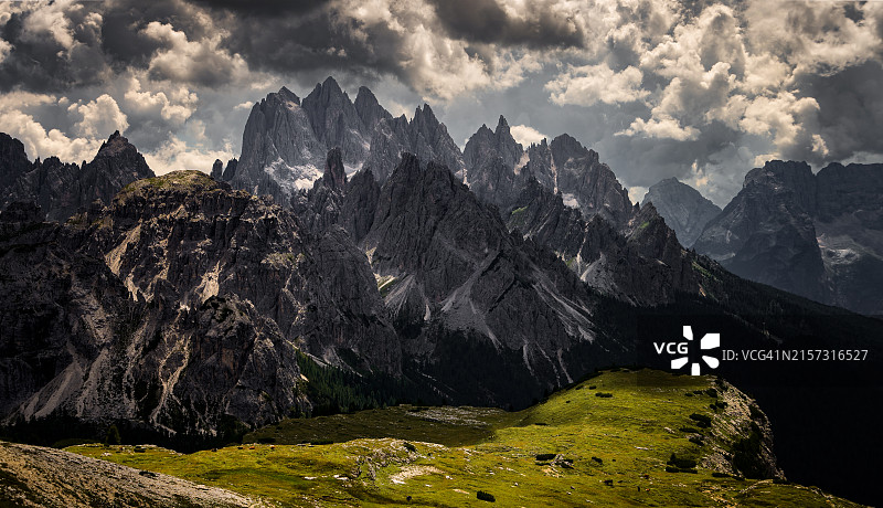 群山映衬天空的全景图片素材