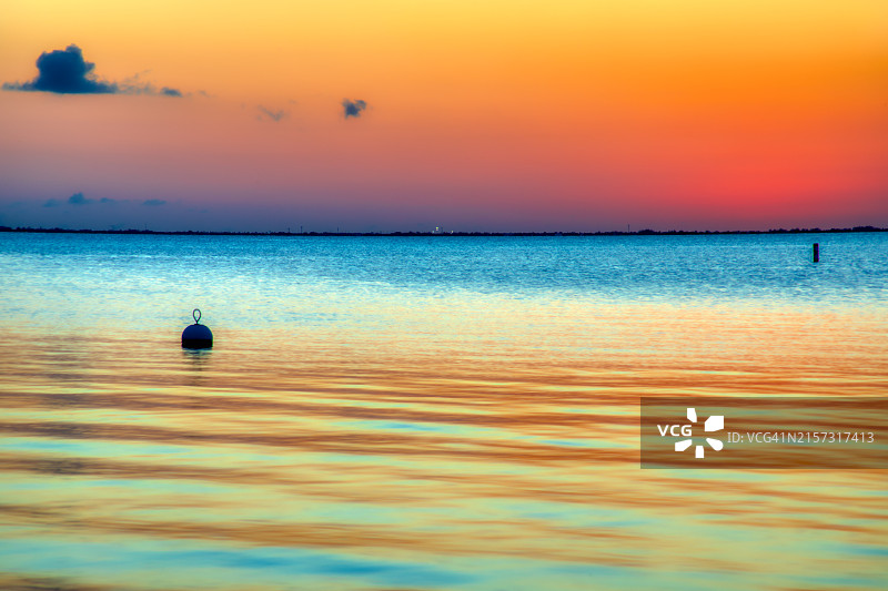 橙色的天空衬托着美丽的海景图片素材