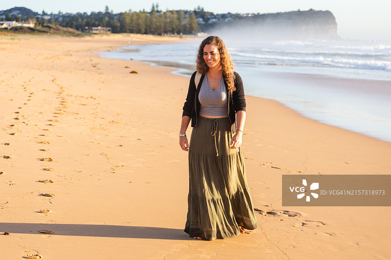 站在海滩上的女人肖像图片素材