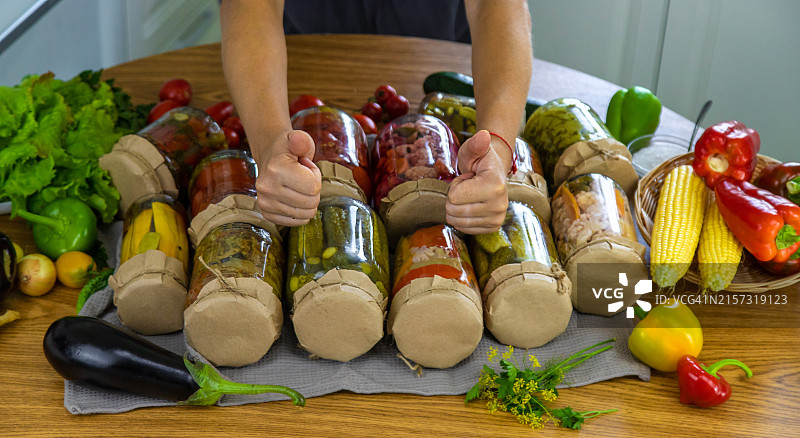 男子在桌子上准备食物的中段视角图片素材