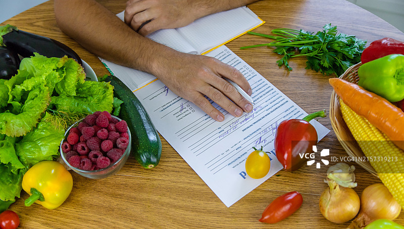 女子在桌子上写书的截取图图片素材