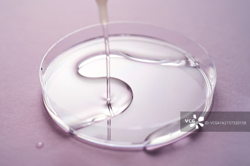 倒入玻璃杯中的水特写图片素材