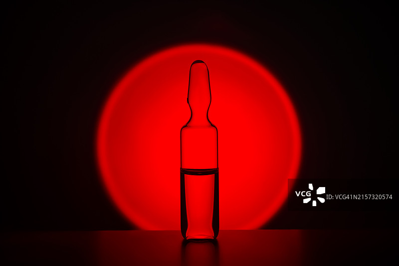 红色背景下的瓶子特写图片素材