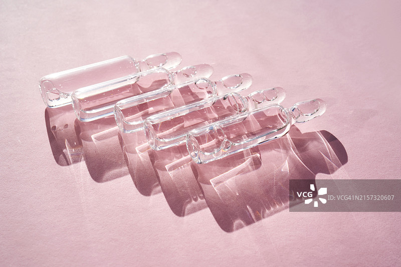 桌子上的瓶子特写图片素材