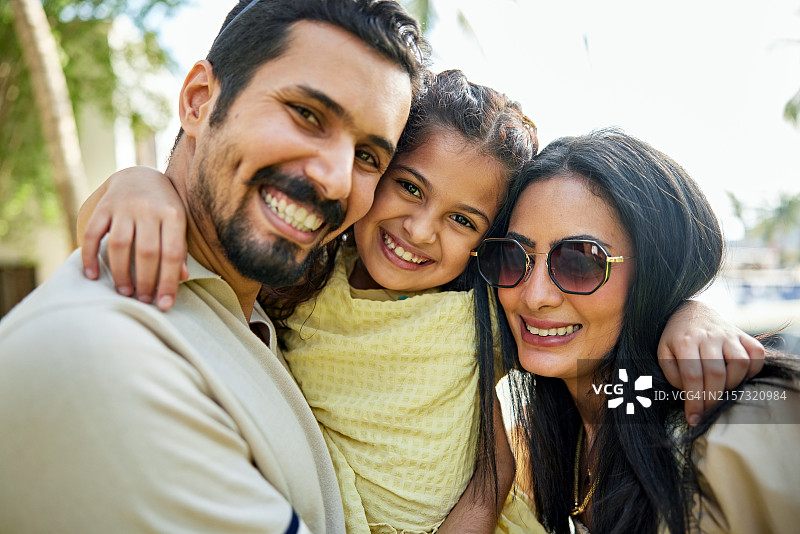 在度假村里手臂相拥的幸福家庭图片素材