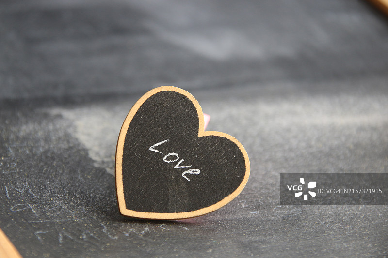 桌子上心形特写图片素材