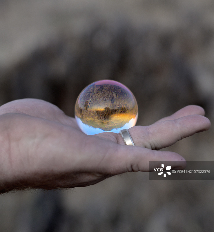 在美国亚利桑那州吉尔伯特手持水晶球的手图片素材
