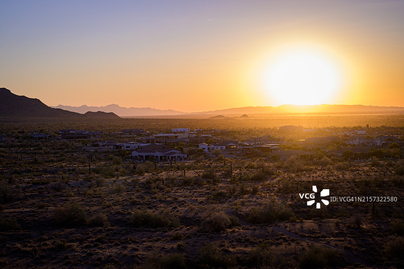 日落时分美国亚利桑那州吉尔伯特的壮丽景色图片素材