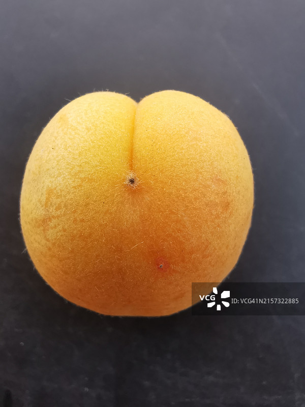 黑色背景下的橙子特写图片素材