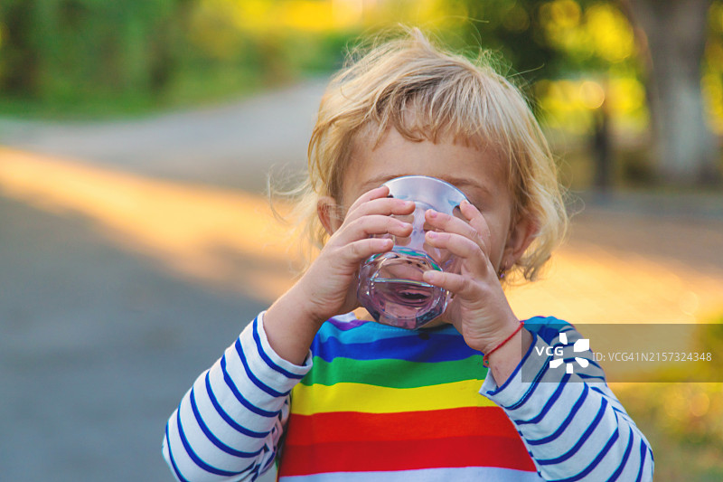 男孩喝瓶装水的特写图片素材