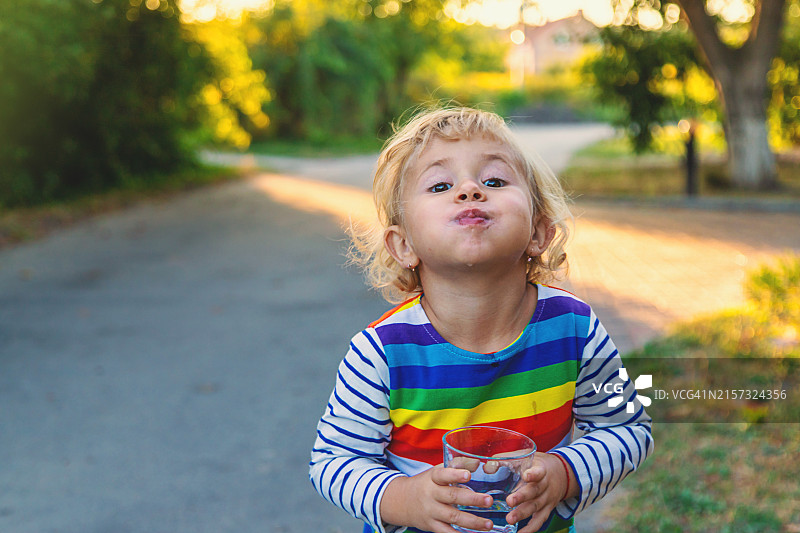 玩泡泡棒的可爱男孩图片素材